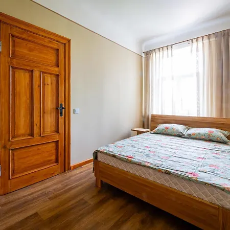 Apartment Just Renovated Stories Free Parking *