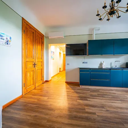 Just Renovated Stories Free Parking Daire